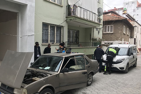 Polisten kaçan şüpheliler çıkmaz sokağa girince yakalandı