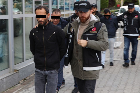 Çoraplarının içinde uyuşturucu bulunan 3 zanlı tutuklandı