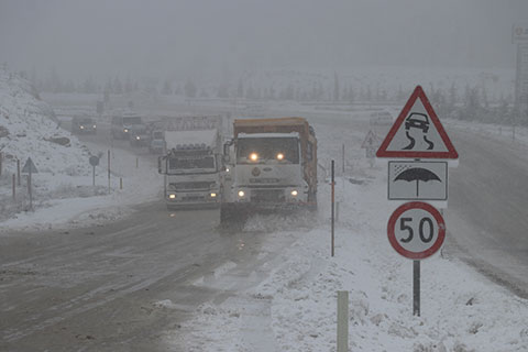 Yoğun kar Kazıkbeli’nde yolun kapanmasına yol açtı