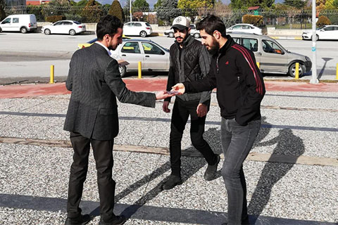 İYİ Partili gençlerden kuru üzümlü destek