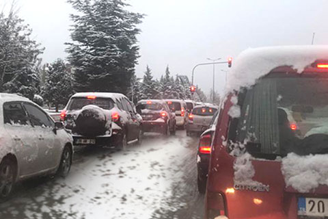 Kar yağışı şehir içi trafiği de engelledi