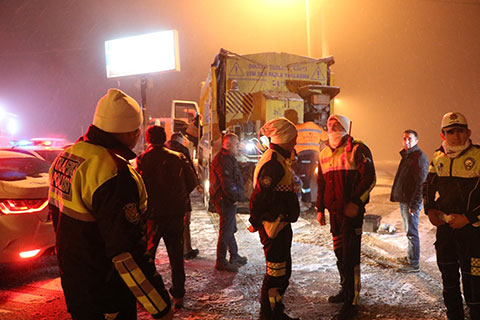 Karayollarında kar, buzlanma ve sis etkili oluyor