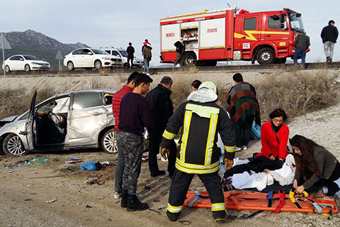 Hakim ve ailesini taşıyan araç kaza yaptı: 3 yaralı