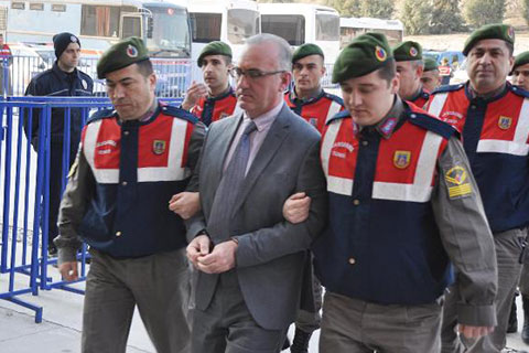 Darbecilerin “sıkıyönetim komutanı” da üç maymunu oynadı