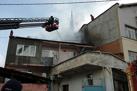 Tavas’ta çatı alevlere teslim oldu