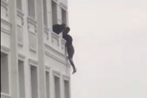 Polis intihar girişiminde bulunan kadını kurtardı