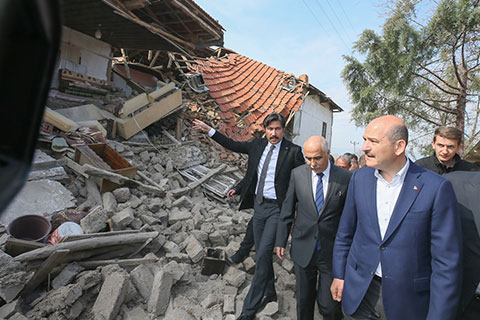 İçişleri Bakanı Süleyman Soylu deprem bölgesinde