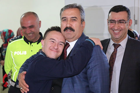 Demir, 10 Nisan Polis Haftası’nın ilk ziyaretini özel insanlara yaptı