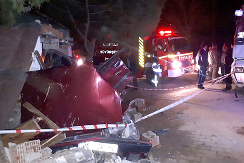 Süt kamyonu önce otomobile sonra kahvehane duvarına çarptı: 3 yaralı 