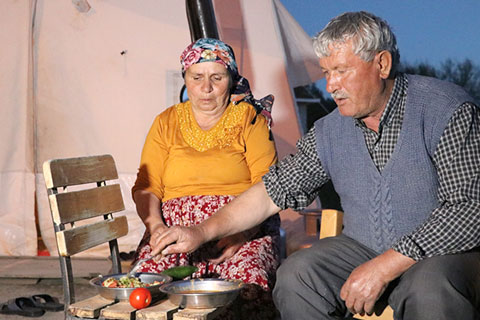 Deprem çadırında ilk iftar sofrası