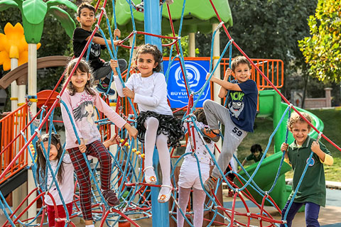Baharla birlikte parklar doldu taştı