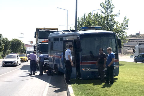 Sanıkları mahkemeye götüren cezaevi aracı kaza yaptı