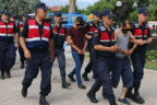 Bir kişiyi döverek öldürdükleri iddia edilen 4 zanlı adliyede
