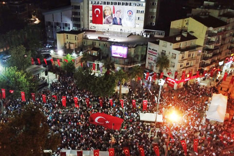 Demokrasi Zaferi’nin 3. yılında Denizlililer meydanı yine doldurdu