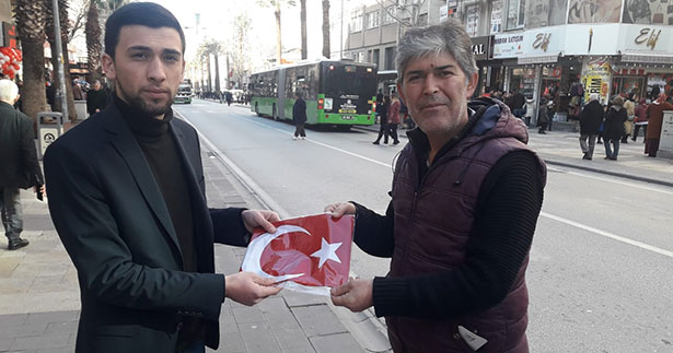 Ülkü Ocakları’ndan vatandaşlara Türk Bayrağı