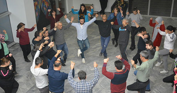 Sarayköy’de halk oyunları kursuna yoğun ilgi