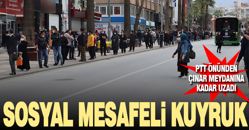 PTT önünde sosyal mesafeli kuyruk metrelerce uzadı