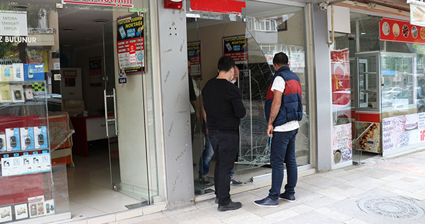El freni çekilmeyen otomobil 2 kişiye çarptı