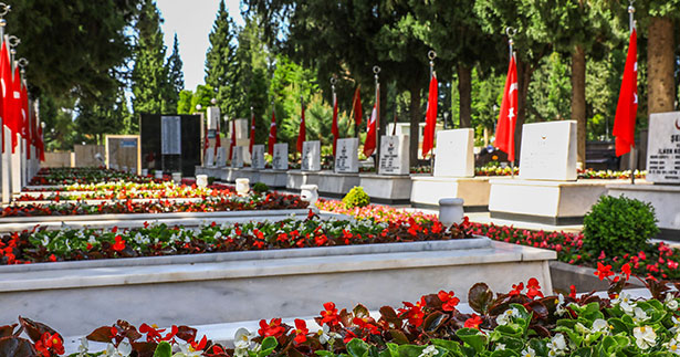 Büyükşehir’den mezarlıklarda bayram hazırlığı