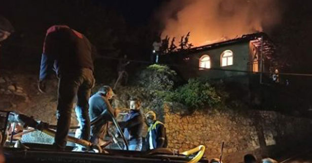 Yangın evi kullanılamaz hale getirdi
