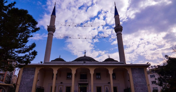 Camiler 5 vakit namaza açıldı