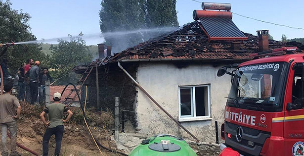 Tek katlı ev kül oldu