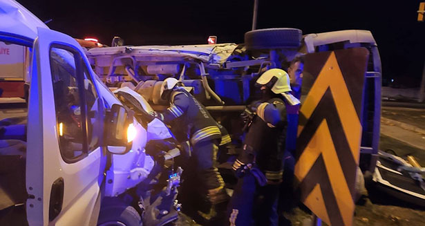 Ambulans ile minibüs çarpıştı: 14 yaralı