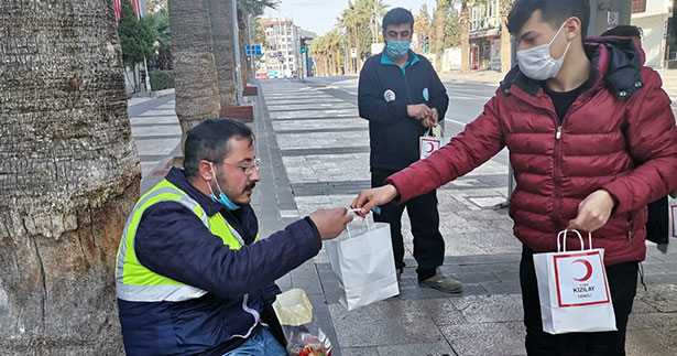 Kızılay’dan güvenlik güçlerine ikram