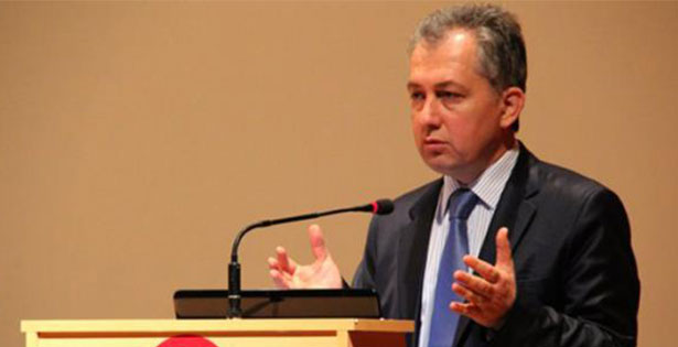 Eski vali, yeni partiden istifa etti