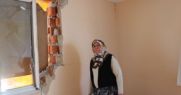 Denizli’de tırın çarptığı binada hasar oluştu