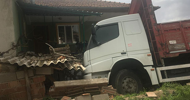 Kamyon odunluk duvarına çarptı