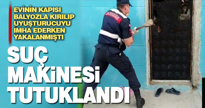 Evinin kapısı balyozla kırılıp uyuşturucuyu imha ederken yakalanan zanlı tutuklandı