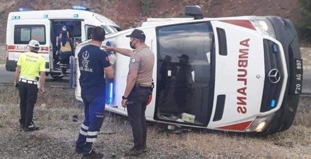 Hasta taşıyan ambulans devrildi
