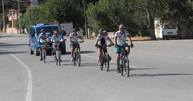 Menderes için kilometrelerce pedal çevirdiler