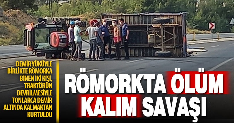 Çivril’de devrilen demir yüklü traktörün römorkundaki 2 kişi ölünden döndü