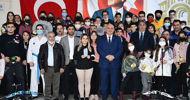Buldanlı sporculardan Başkan Şevik’e  Plaket