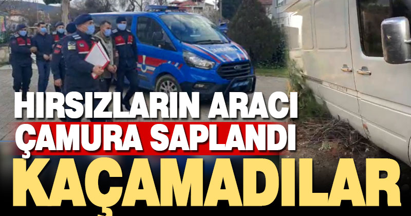 Hırsızların aracı jandarmadan kaçarken çamura saplandı: 3 gözaltı