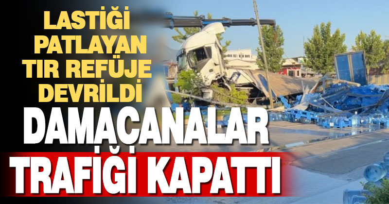 Denizli’de refüje devrilen tırdaki damacanalar yola savruldu
