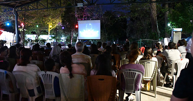 Buldanlı çocukların açık havada sinema keyfi