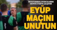 Denizlispor Teknik Direktörü Mesut Bakkal oyuncularını motive etmeye çalışıyor