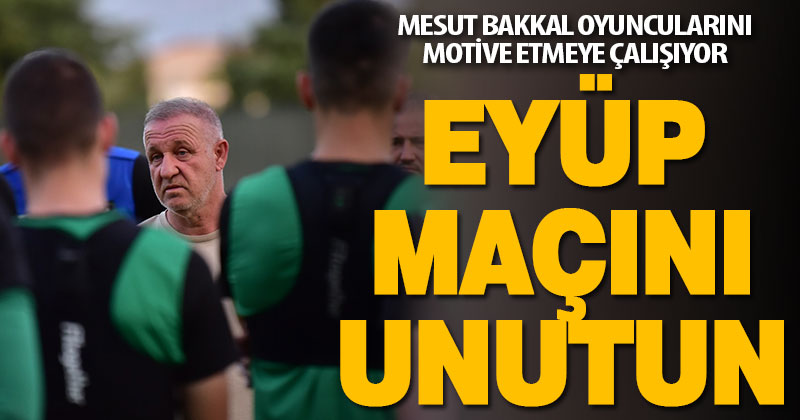 Denizlispor Teknik Direktörü Mesut Bakkal oyuncularını motive etmeye çalışıyor