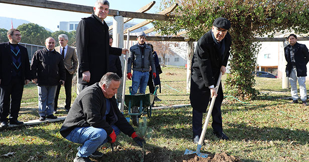 PAÜ’ye cumhuriyetin 100. yılında 100 fidan