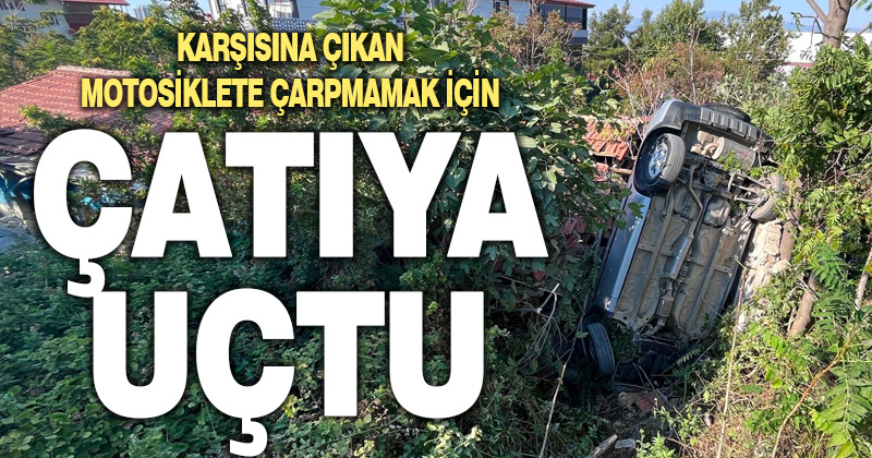 Denizli’de yolun altındaki metruk binanın çatısına devrilen otomobilin sürücüsü yaralandı