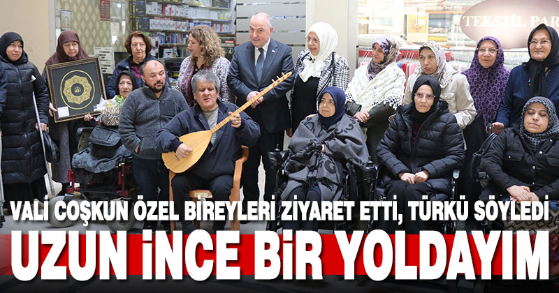 Özel bireyin söylediği türküye Vali Coşkun eşlik etti