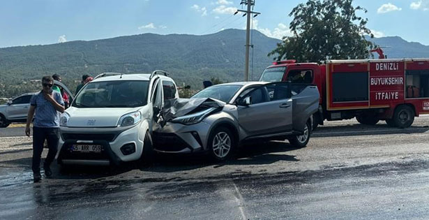 Aynı yöne giden 2 otomobil çarpıştı 6 yaralı