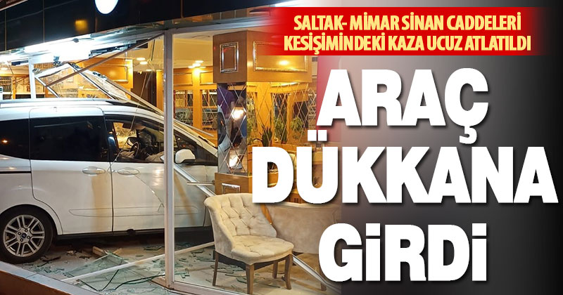 Kontrolden çıkan ticari araç baklava dükkanına girdi